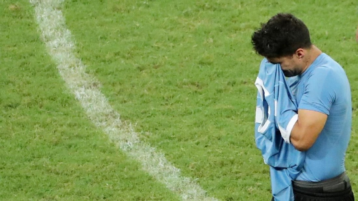 Luis Suarez gagal mengeksekusi penalti, yang berbuntut kegagalan untuk Uruguay di Copa America 2019. (Foto: Sergio Moraes/Reuters)