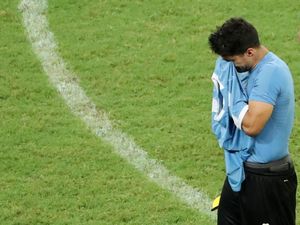 Uruguay vs Peru: Tangisan Luis Suarez Uruguay vs Peru: Tangisan Luis Suarez