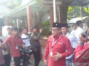 Naik Bus, TKN Jokowi-Maruf Amin Tiba di KPU