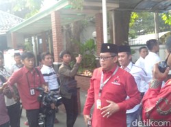 Naik Bus, TKN Jokowi-Maruf Amin Tiba di KPU