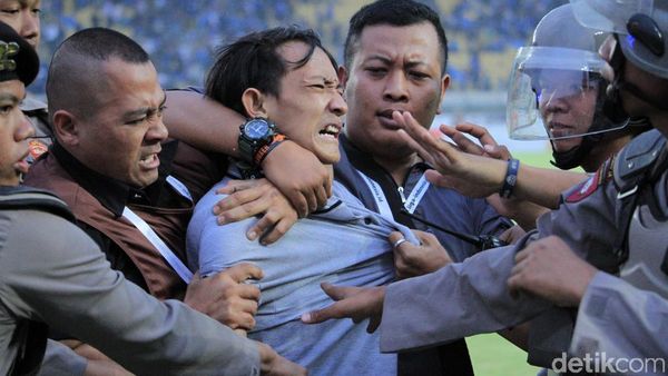 Frustrasi Persib Kalah, Suporter Invasi Lapangan
