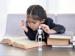 Tak Hanya Lansia, Anak-anak Juga Bisa Osteoporosis Lho! Ini Penyebabnya