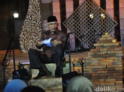 Gus Mus Baca Puisi, Menyindir Perilaku Zaman ala Penyair Balsem