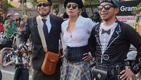 Kostum Kece Pesepeda Brompton, Tetep Gaya Meski Keringetan