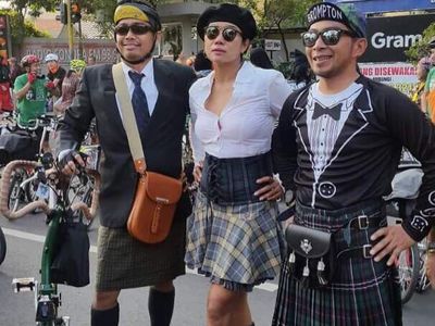 Kostum Kece Pesepeda Brompton, Tetep Gaya Meski Keringetan