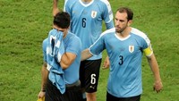 Diego Godin berusaha menenangkan Suarez. Sergio Moraes/Reuters.