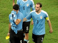 Diego Godin berusaha menenangkan Suarez. Sergio Moraes/Reuters.