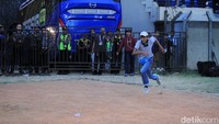 Seorang suporter Persib menerobos masuk ke lapangan Stadion Si Jalak Harupat.