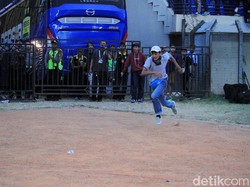 Seorang suporter Persib menerobos masuk ke lapangan Stadion Si Jalak Harupat.
