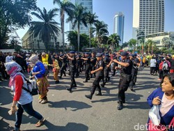 Saat Personel Brimob Olahraga-Joget Bareng Masyarakat di CFD