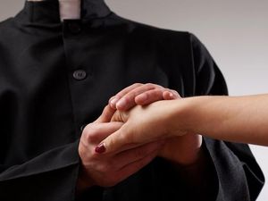 Apakah Gereja Katolik Akan Mengizinkan Pria Beristri Menjadi Pastor?