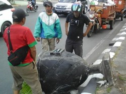 Teror di Depan Rumah Gubernur Sulsel, Pria Misterius Rusak Pot Tanaman