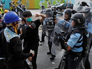 Polisi Bentrok dengan Pengunjuk Rasa di Hong Kong