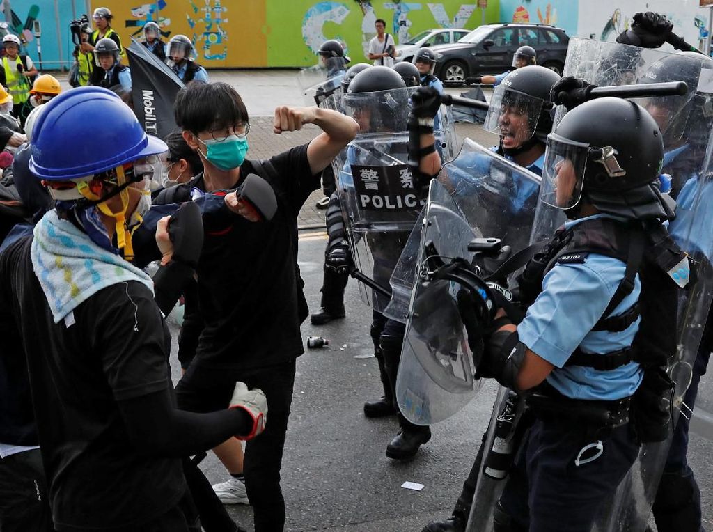Polisi Bentrok dengan Pengunjuk Rasa di Hong Kong Polisi Bentrok dengan Pengunjuk Rasa di Hong Kong