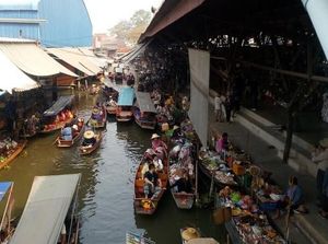 Sibuknya Pasar Terapung Paling Populer di Thailand