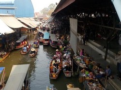 Sibuknya Pasar Terapung Paling Populer di Thailand
