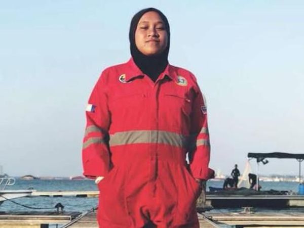 Ini Nur Izzati, Hijabers Tukang Las Bawah Laut Wanita Pertama di Malaysia