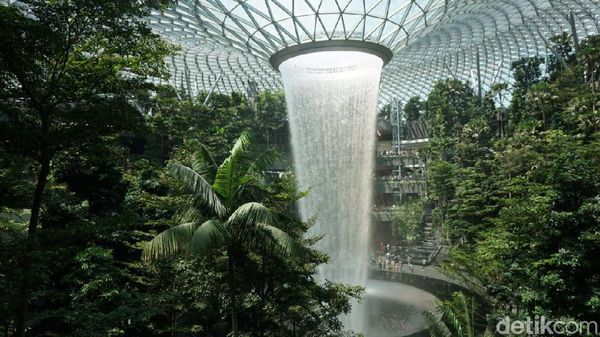 Di Jewel, Bisa Lihat Air Terjun Indoor Tertinggi di Dunia Sambil Makan Burger