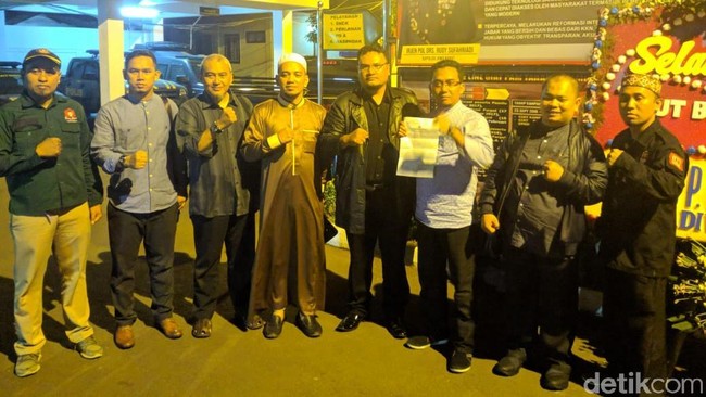 Perempuan Pembawa Anjing ke Masjid di Bogor Resmi Dipolisikan Perempuan Pembawa Anjing ke Masjid di Bogor Resmi Dipolisikan