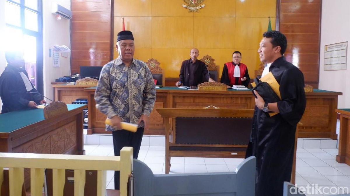 Dwi Irianto alias Mbah Putih saat sidang pleidoi di PN Banjarnegara. (Uje Hartono/detikSport)