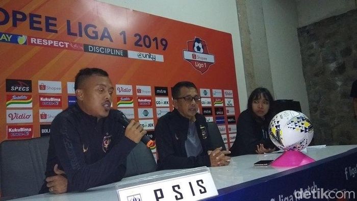 Pelatih PSIS Semarang Jafri Sastra (tengah) memberi keterangan pers. (Foto: Eko Susanto/detikSport) Pelatih PSIS Semarang Jafri Sastra (tengah) memberi keterangan pers. (Foto: Eko Susanto/detikSport)