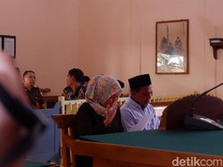 Sidang Mafia Bola, Tika Menangis saat Menyampaikan Pledoi