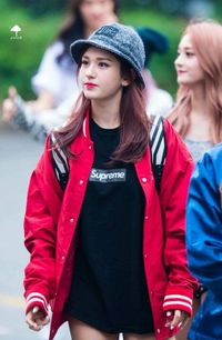 7 Brand Baju Wajib Punya untuk Tampil Sekeren Artis Korea