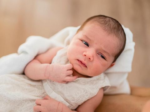 Ilustrasi bayi perempuan Newborn girl in loving arms of her mother