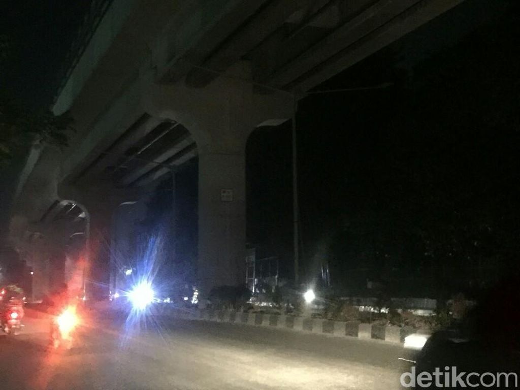 Penumpang LRT Palembang Jalan Kaki Gegara Listrik Padam