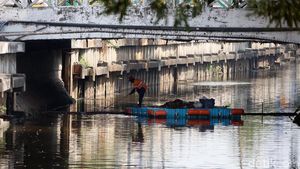 Aksi Pasukan Oranye Jaga Kebersihan Kali Item Kemayoran