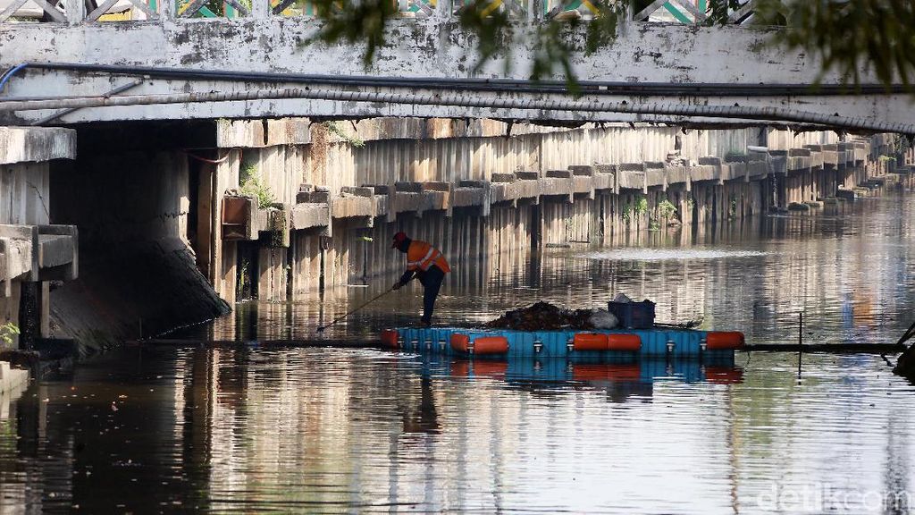 Aksi Pasukan Oranye Jaga Kebersihan Kali Item Kemayoran Aksi Pasukan Oranye Jaga Kebersihan Kali Item Kemayoran