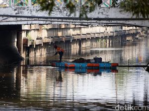 Aksi Pasukan Oranye Jaga Kebersihan Kali Item Kemayoran
