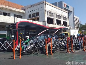 Imbas Tes PIT Alun-alun Suroboyo, Jalan Gubernur Suryo Macet
