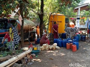Dua Desa di Pasuruan yang Kekeringan Dipasok Air Bersih Dua Desa di Pasuruan yang Kekeringan Dipasok Air Bersih