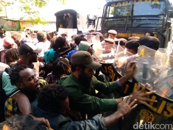 Demo Mahasiswa Papua Tuntut Kemerdekaan Diwarnai Aksi Dorong