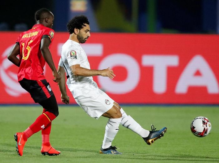 Mohamed Salah (kanan) di laga Mesir vs Ugfanda pada matchday terakhir Grup A Piala Afrika, Senin (1/7/2019) dini hari WIB. (Foto: Amr Abdallah Dalsh/Reuters)