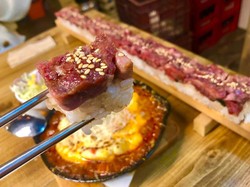 Resto Ini Sajikan Sushi Unik Bertopping Daging Wagyu Mentah