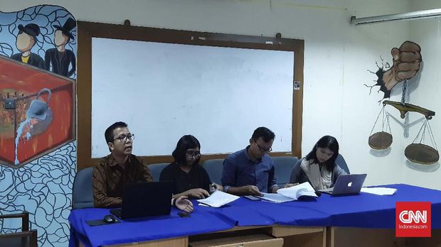 Wakil Ketua Bidang Advokasi YLBHI Era Purnamasari (kanan).