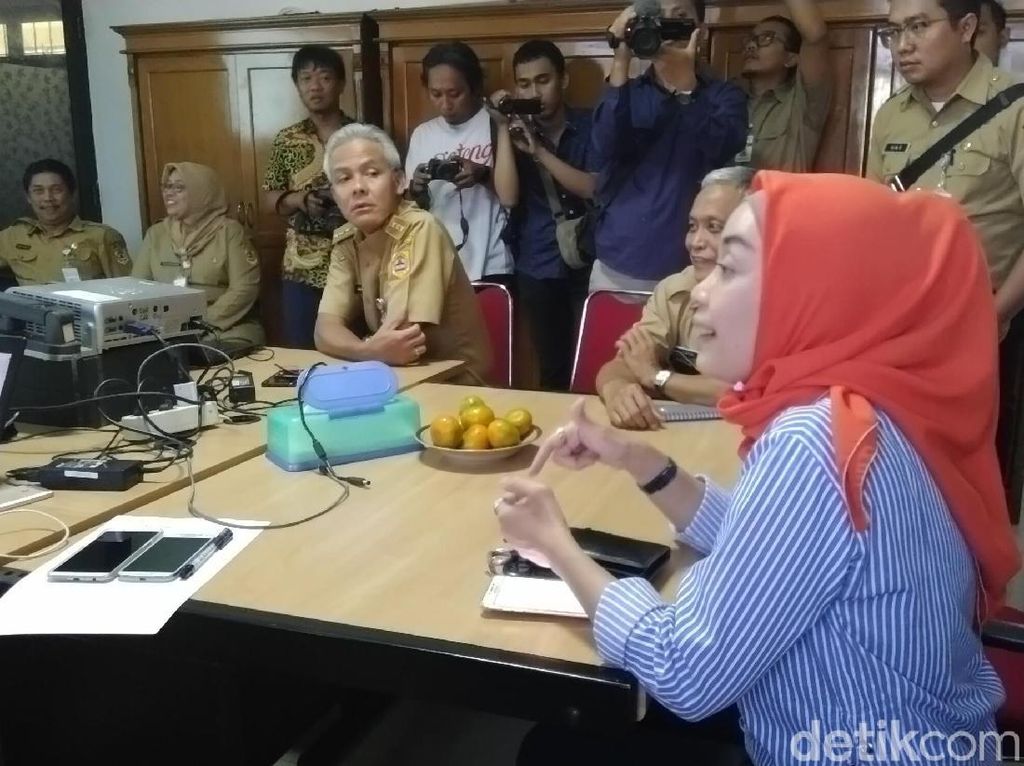 Ganjar Layani Keluhan Orangtua Soal PPDB Online Ganjar Layani Keluhan Orangtua Soal PPDB Online