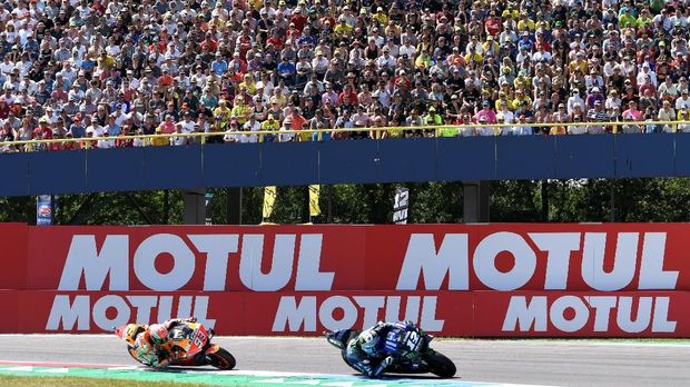 Maverick Vinales dan Marc Marquez terlibat duel sengit.