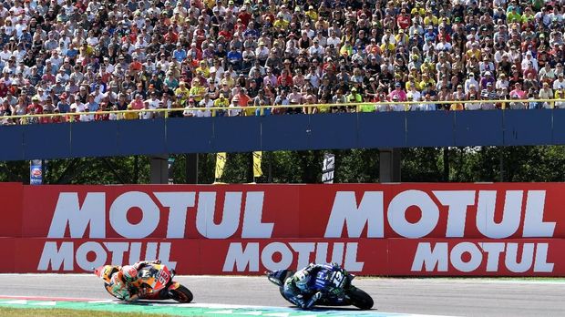 Maverick Vinales berduel ketat dengan Marc Marquez di MotoGP Belanda.