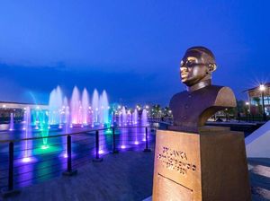 Pengunjung Sesaki Kiara Artha Park Bandung Akhir Pekan