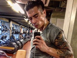 Pria Dulu Di-bully karena Gemuk, Kini Perut Sixpack-nya Jadi Model Iklan