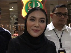 Jenguk Jerry Aurum, Denada Bawakan Gambar dari Shakira