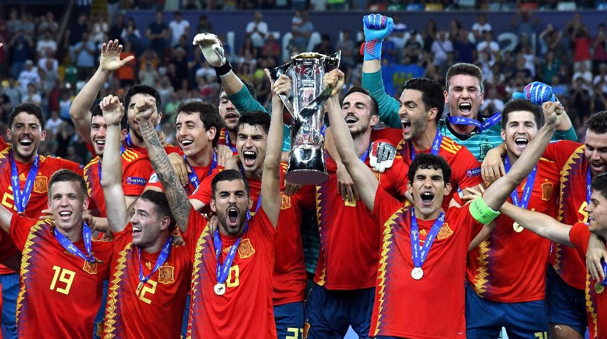 Timnas Spanyol U-21 mengangkat trofi juara Piala Eropa U-21 usai mengalahkan Timnas Jerman U-21 dengan skor 2-1 di final. (Foto: Alessandro Sabattini/Getty Images)