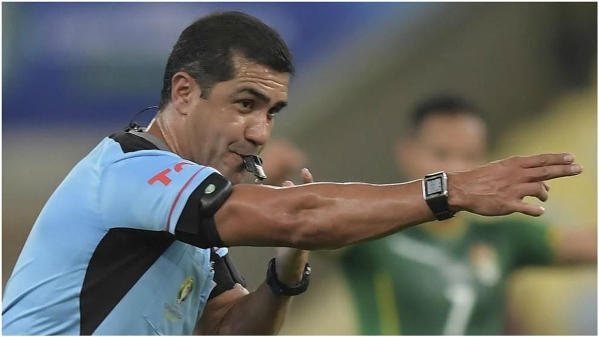 Roddy Zambrano wasit yang memimpin laga Brasil vs Argentina punya profesi lain sebagai pengusaha katering (Foto: Marca.com)