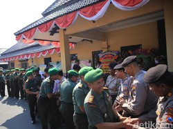 Kejutan Hari Bhayangkara, Anggota TNI Kirab Tumpeng ke Polres Jombang