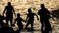 Asyiknya Bermain di Anak Sungai Ciliwung