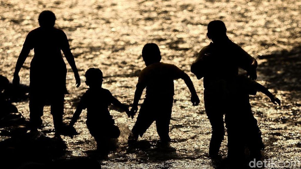 Asyiknya Bermain di Anak Sungai Ciliwung Asyiknya Bermain di Anak Sungai Ciliwung