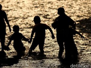 Asyiknya Bermain di Anak Sungai Ciliwung